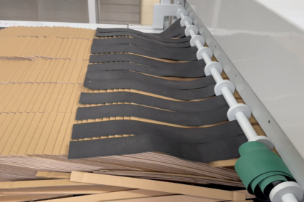 Flexible Andruckbänder führen zugeschnittene Wellpappe gleichmäßig durch die Maschine.