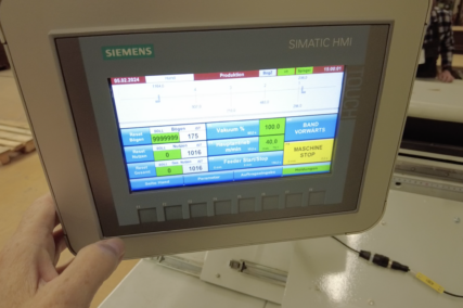 Bedienpanel mit Touchscreen zur Steuerung und Überwachung des Schneidprozesses.