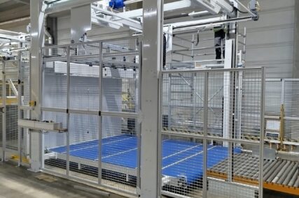 Frontansicht der Systemkreisschere mit Sicherheitsumzäunung und integrierter Förderfläche in einer Industriehalle.