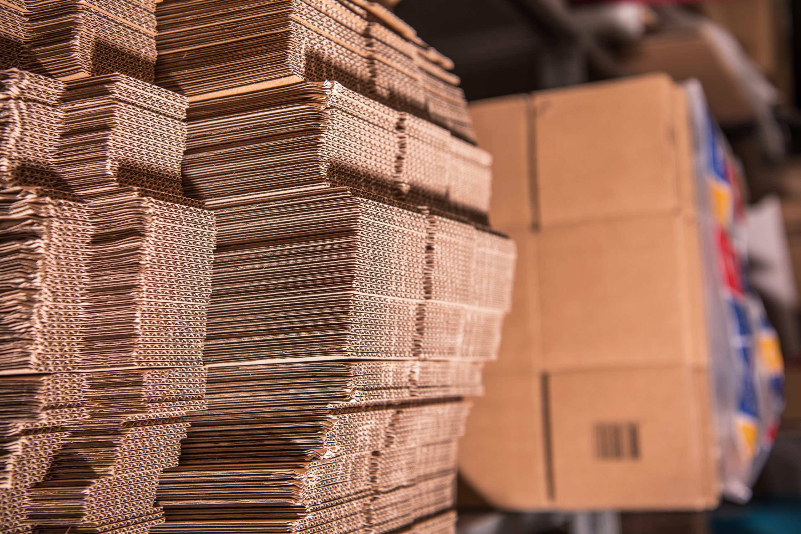 Gestapelte Wellpappzuschnitte für Verpackungsanwendungen in der Produktion.