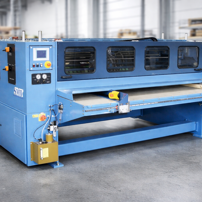 Kreisschere V (Notch Fold) für die Bearbeitung von Wellpappe Industrielle Kreisschere V (Notch Fold) zur Bearbeitung von Wellpappe in einer Produktionshalle. Die blaue Maschine mit Bedienpanel, Sichtfenstern und Zuführtisch dient zum Schneiden und Rillen von Wellpappzuschnitten.