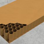 3D-Darstellung einer Wabenplatte mit oberer Deckschicht und innenliegender sechseckiger Wabenstruktur aus Papier für leichte und stabile Verpackungsplatten.