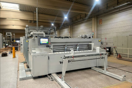 Bedienseite der Schneidmaschine mit Touchscreen-Steuerung und manuellen Einstellelementen.