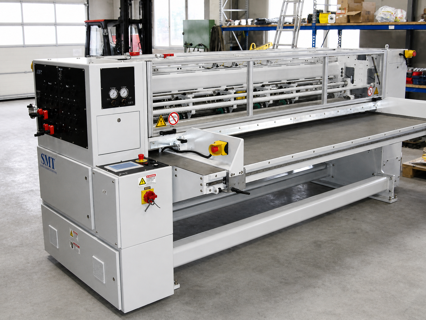 Gesamtansicht der CDS-ECO Schneidemaschine von SMT mit integriertem Zuführtisch und aufgelegtem Wellpappenstapel in einer industriellen Produktionsumgebung
