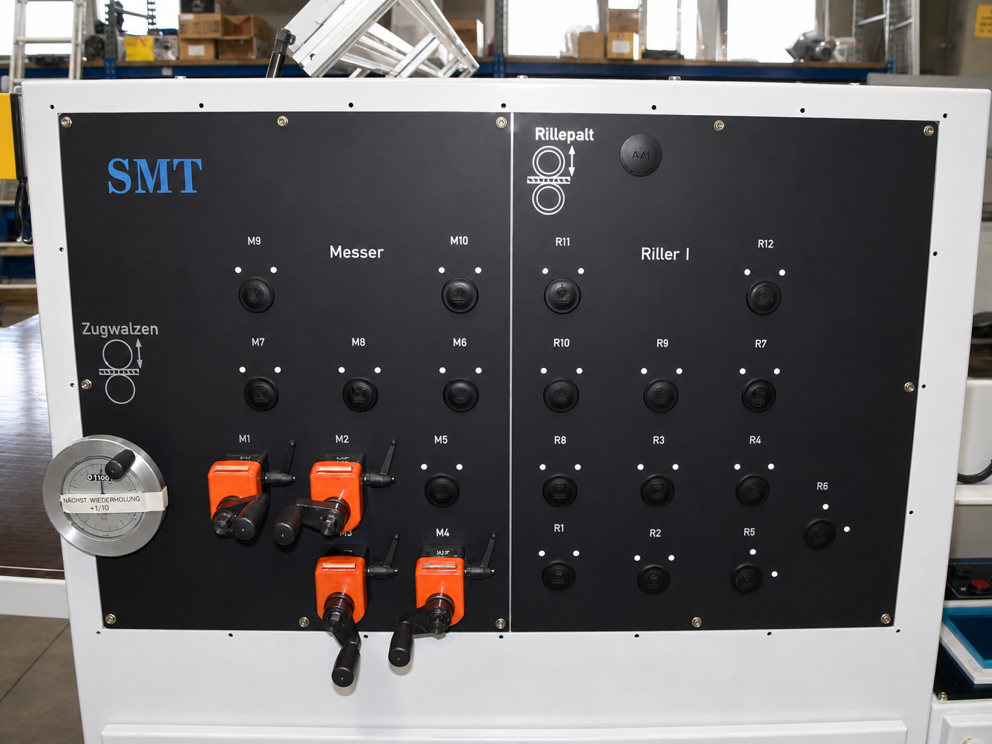 Detailaufnahme eines Bedienfelds der CDS-ECO Schneidemaschine von SMT mit Drehreglern, Schaltern und Anzeigen zur Steuerung von Messer- und Rillfunktionen in einer industriellen Umgebung