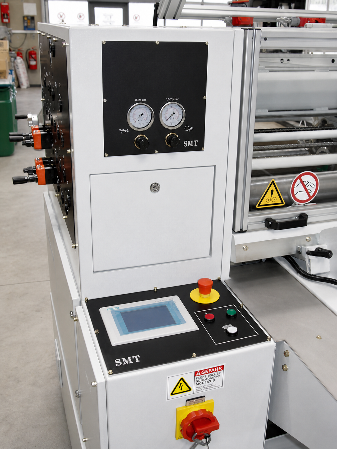 Detailansicht der Steuer- und Bedieneinheit der CDS-ECO Schneidemaschine von SMT mit Display, Not-Aus-Schalter und Druckanzeigen in einer industriellen Umgebung